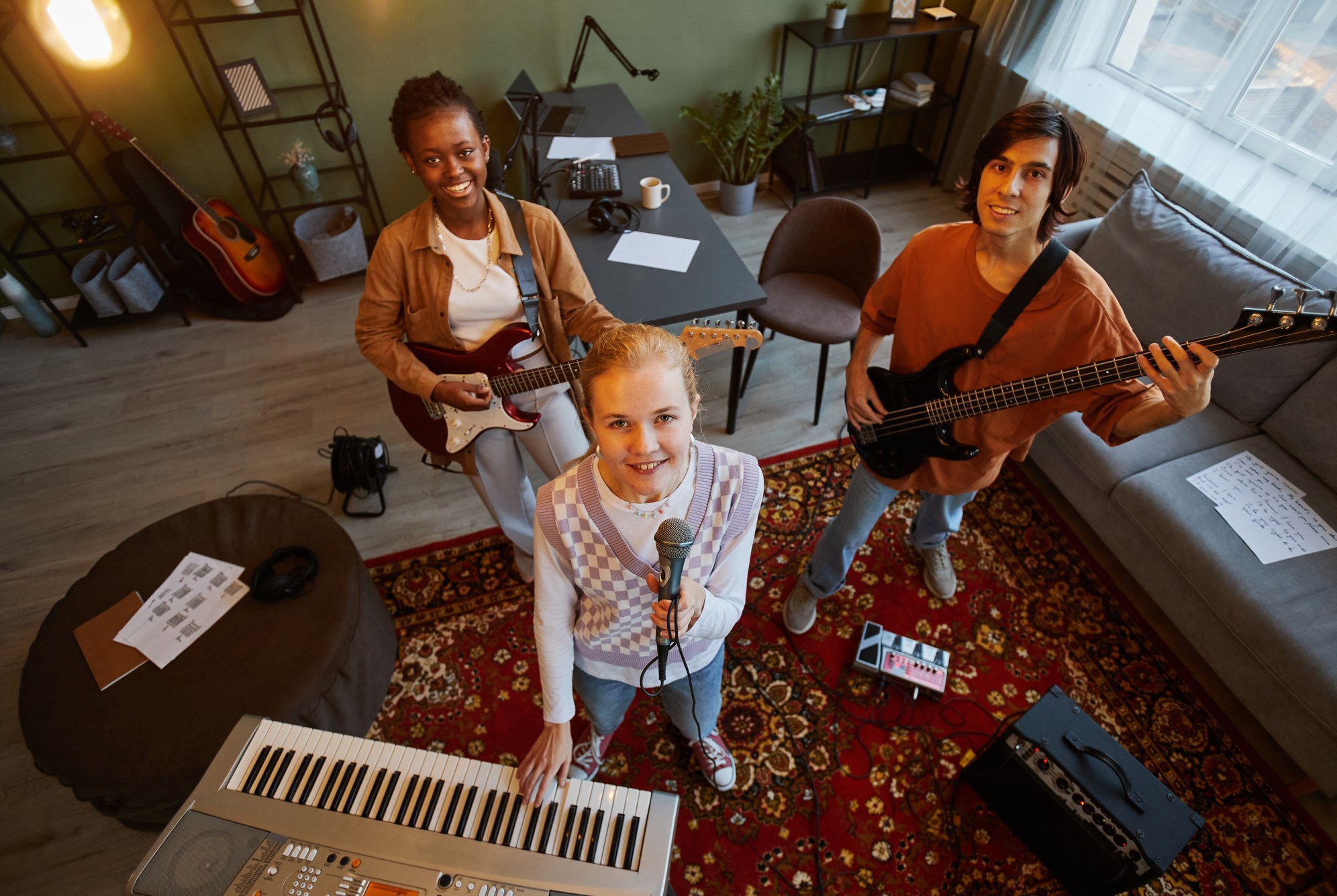 Musikgruppe mit Gitarre, Bass, Gesang und Keyboard